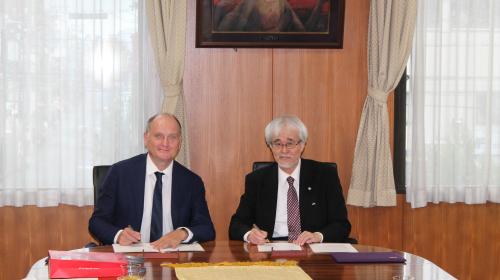 Firma dell'accordo con la Ryukoku University
