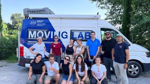 Foto di gruppo del team DIRECT con il Moving Lab del DIATI