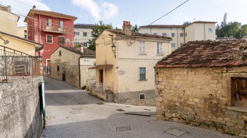 Tra le vie del paese