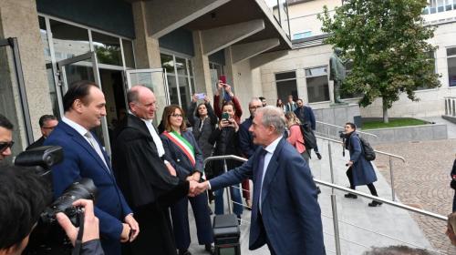 Il Rettore Guido Saracco saluta il Ministro Adolfo Urso insieme al Presidente della Regione Piemonte Alberto Cirio