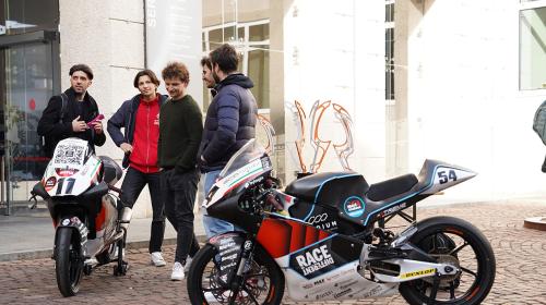 Il team 2WheelsPoliTO con i trofei conquistati in pista