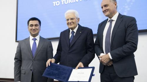 President Mattarella receives a commemorative award for this historic visit