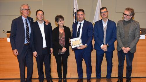 Salvatore Fusco col premio "Dirigente Cus dell'Anno"