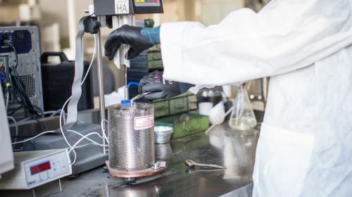 Persona che lavora in laboratorio