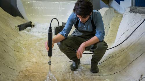 Ragazzo che lavora nel laboratorio di idraulica