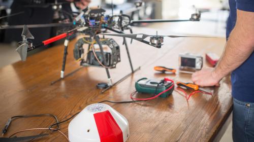 Tavolo con sopra un drone 