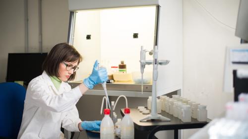 Ragazza che lavora in laboratorio