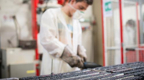 Ragazzo che lavora in laboratorio