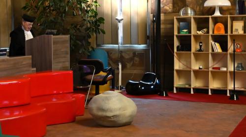 L'architetto Ambasz durante la Lectio Magistralis circondato dagli oggetti della mostra a lui dedicata