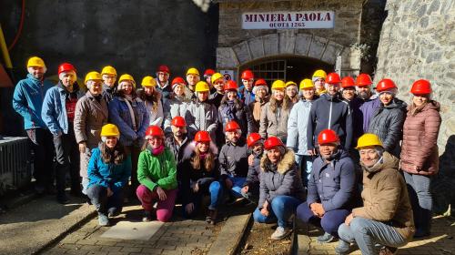 Gruppo di studenti in visita all'Ecomuseo delle miniere e della Val Germanasca