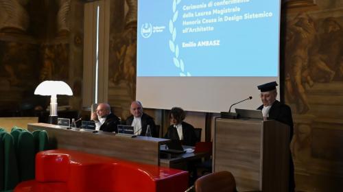 Ambasz pronuncia la sua Lectio Magistralis