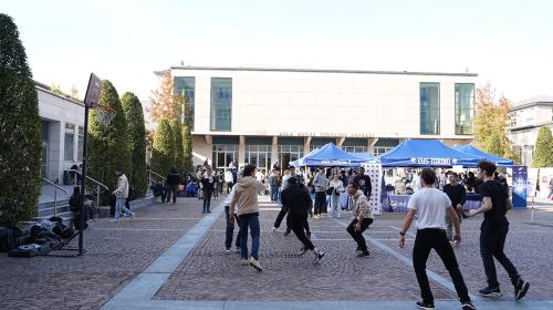 La corte centrale trasformata in campetto da basket