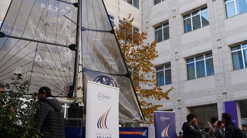 Il Sailing Team con uno dei suoi scafi premiati