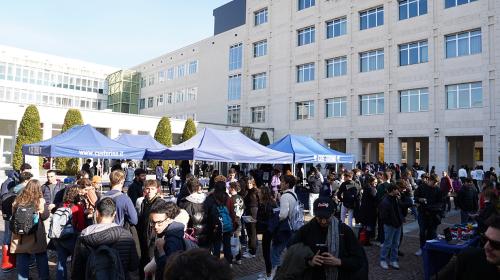 La sede centrale con tanto pubblico