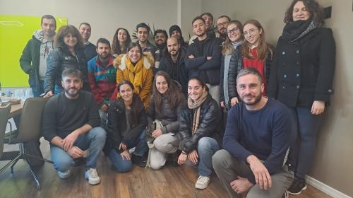 Foto di gruppo di studenti presso l'impianto RAEEMAN