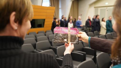 La consegna degli astucci al personale di Ateneo