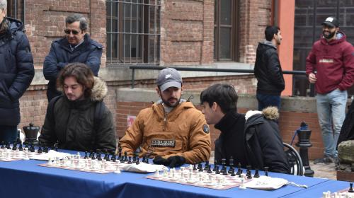 Studenti e appassionati di scacchi 