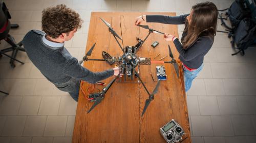 Due persone costruiscono un drone