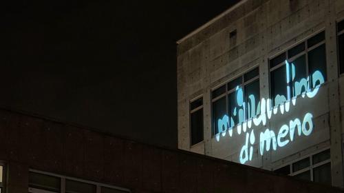 L'edificio con il logo dell'iniziativa per testimoniare l'impegno dell'Ateneo