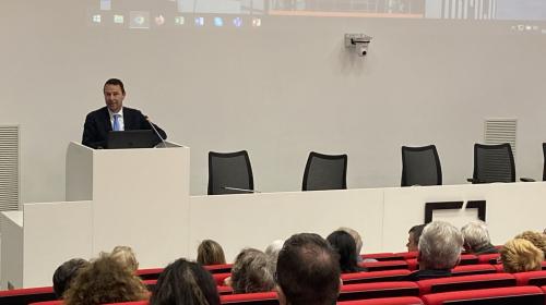 Il Rettore Stefano Corgnati accoglie i visitatori nell’auditorium dell'Energy Center