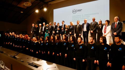 Il Coro PoliEtnico canta l'Inno di Mameli in conclusione della cerimonia