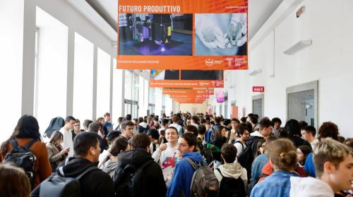 La folla di studenti alla Biennale
