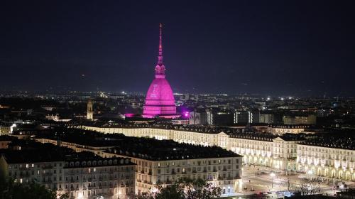 La Mole Antonelliana simbolo di Torino colorata per Biennale Tecnologia 2024