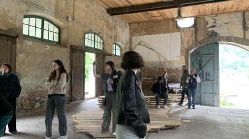All'interno dell'edificio che ospita la mostra OB-SERVING THE LANDSCAPE