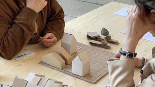 I partecipanti si mettono alla prova con un gioco da tavolo