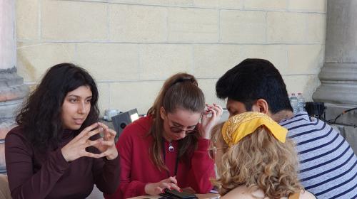 Gli studenti spiegano il gioco ai visitatori del Festival