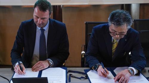 Il momento della firma dell'accordo