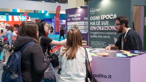Lo stand fornisce informazioni sul Politecnico ai futuri studenti