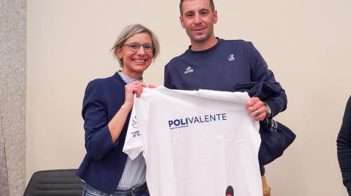 La Vicerettrice per la Comunicazione e la Promozione Silvia Barbero con Vincenzo Nibali
