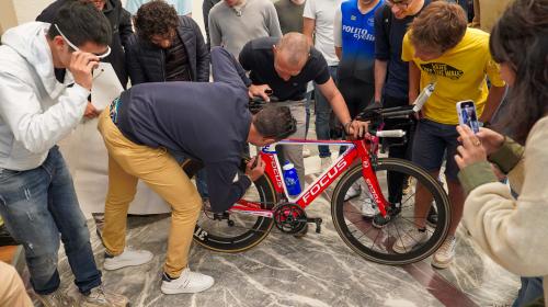 L'autografo di Vincenzo Nibali sulla bicicletta di uno studente