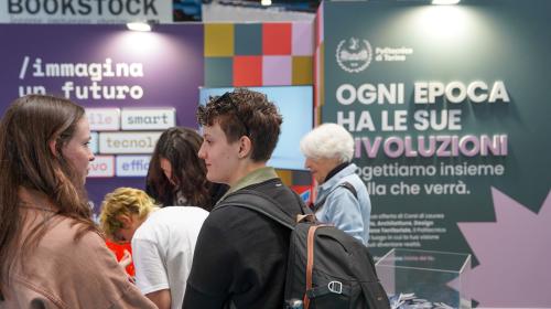 In fila per partecipare al laboratorio con l'IA