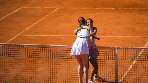 L'abbraccio tra le giocatrici al termine della partita