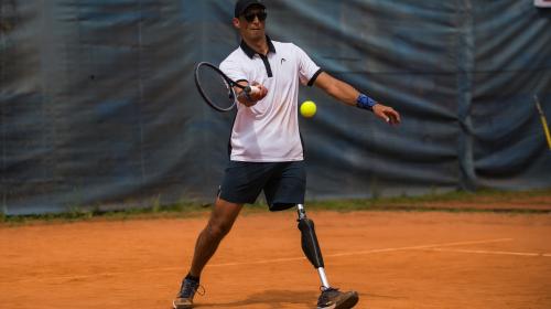 Giocatore con disabilità fisica all'arto inferiore
