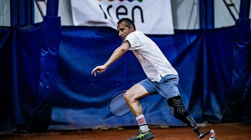 Giocatore con disabilità fisica all'arto inferiore