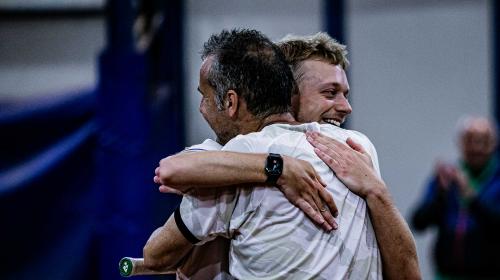 L'abbraccio tra i giocatori al termine della partita