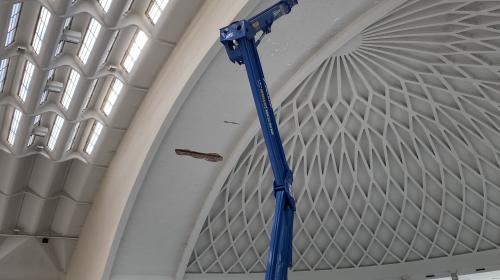Controlli anche sul soffitto del padiglione con l'ausilio di mezzi speciali