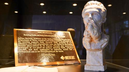 La targa IEEE Milestone e il busto che celebrano il grande scienziato
