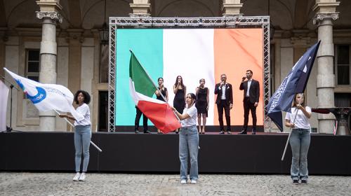 L'inno nazionale apre la cerimonia