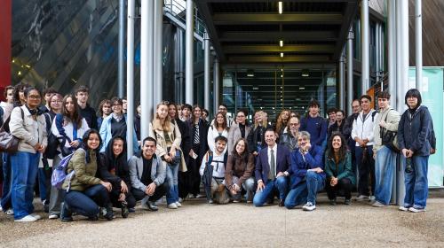 Studentesse e studenti insieme al Rettore