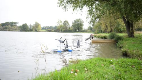 L'idrovolante elettrico stacca l’ombra dall’acqua dei laghi di Caselette inferiore