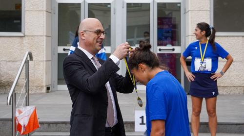 Il Vicerettore Sacchi alla premiazione della gara femminile