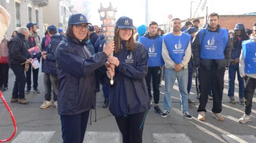 Passaggio di testimone tra tedofore politecniche