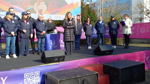 Marta Bottero saluta il pubblico dal palco allestito presso la sede del Politecnico