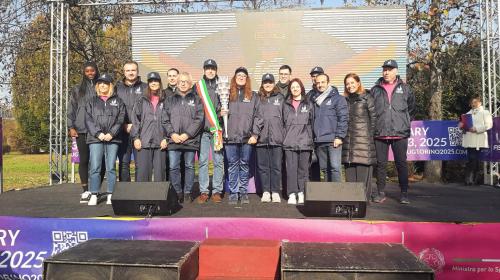 Foto di gruppo con la Fiaccola per tedofori e istituzioni presso la sede del Politecnico ad Alessandria