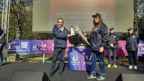 Il Presidente di EDISU Alessandro Ciro Sciretti porta la fiamma dei giochi