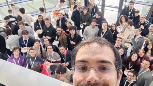 Il docente Valenza con studenti 